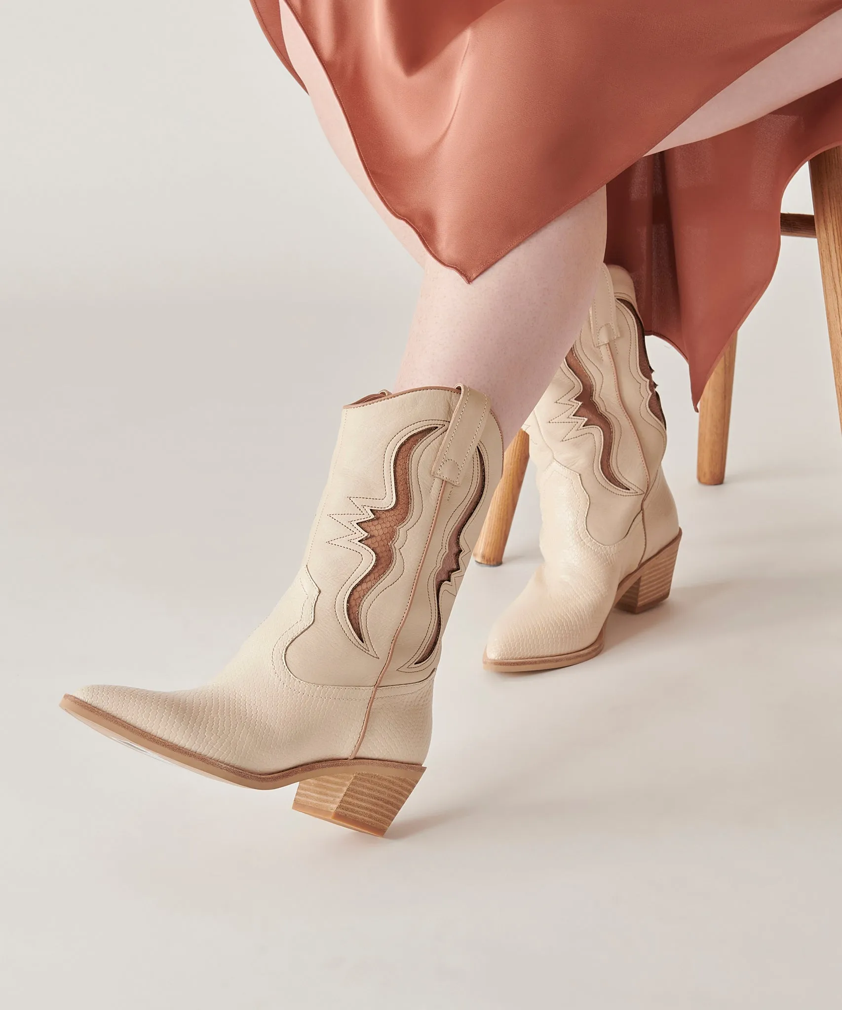 SUZZY BOOTS SAND EMBOSSED LEATHER